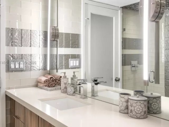 4-bedroom condo for sale in Miami Beach - 5225 Collins Ave 1221 - MondialRealty