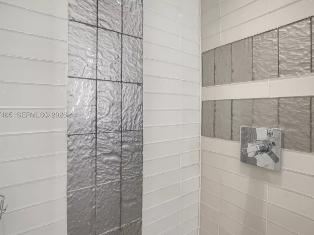4-bedroom condo for sale in Miami Beach - 5225 Collins Ave 1221 - MondialRealty
