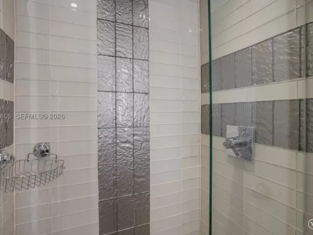 4-bedroom condo for sale in Miami Beach - 5225 Collins Ave 1221 - MondialRealty