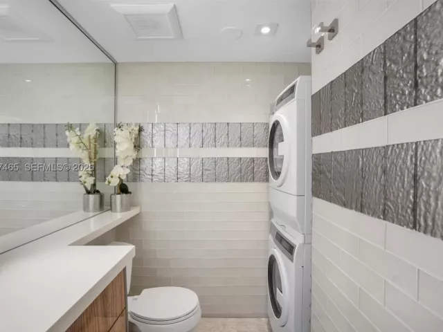 4-bedroom condo for sale in Miami Beach - 5225 Collins Ave 1221 - MondialRealty