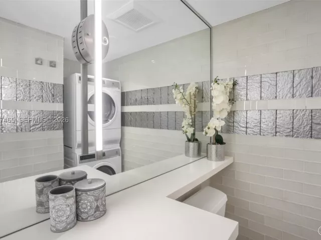 4-bedroom condo for sale in Miami Beach - 5225 Collins Ave 1221 - MondialRealty
