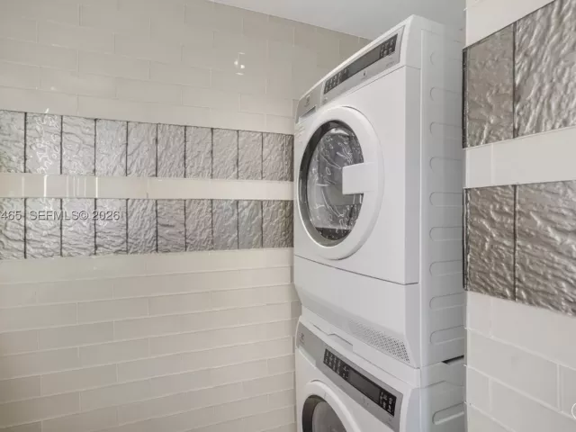 4-bedroom condo for sale in Miami Beach - 5225 Collins Ave 1221 - MondialRealty