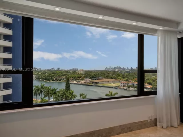 4-bedroom condo for sale in Miami Beach - 5225 Collins Ave 1221 - MondialRealty