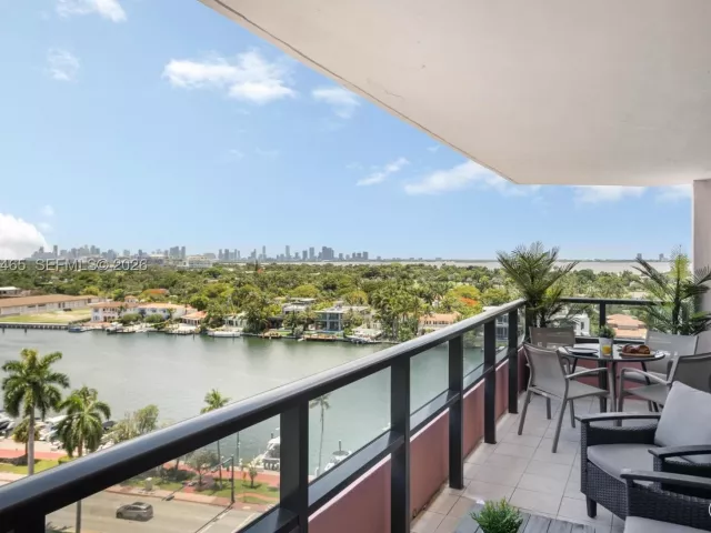 4-bedroom condo for sale in Miami Beach - 5225 Collins Ave 1221 - MondialRealty