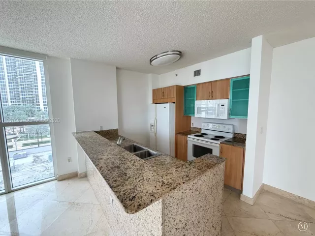 3-bedroom condo for rent in Sunny Isles Beach - 17555 Atlantic Blvd 607 - MondialRealty