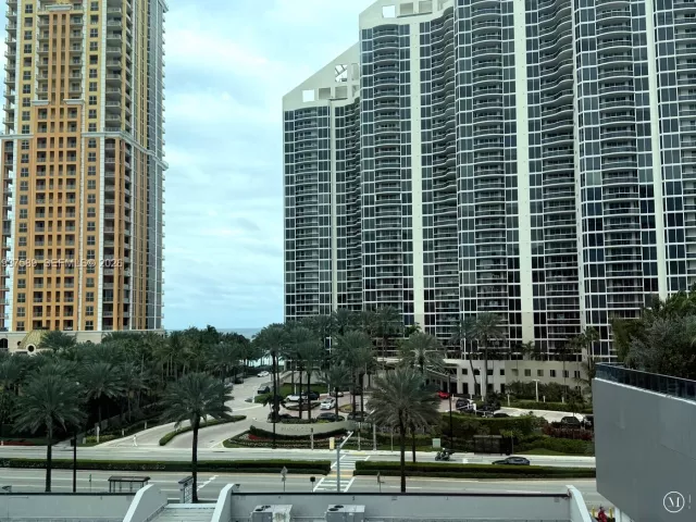 3-bedroom condo for rent in Sunny Isles Beach - 17555 Atlantic Blvd 607 - MondialRealty