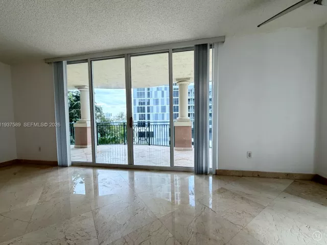 3-bedroom condo for rent in Sunny Isles Beach - 17555 Atlantic Blvd 607 - MondialRealty