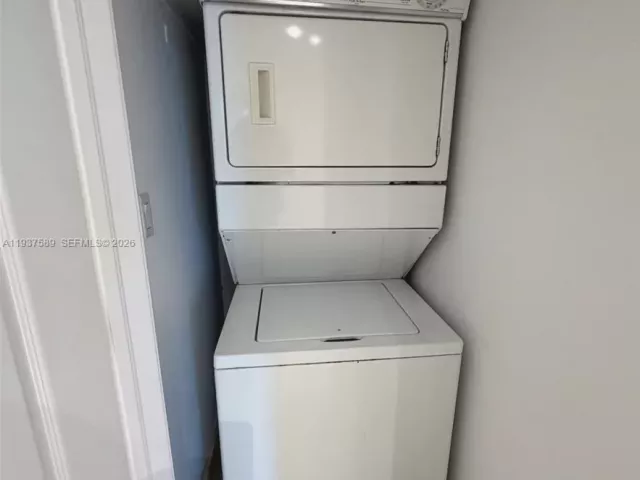 3-bedroom condo for rent in Sunny Isles Beach - 17555 Atlantic Blvd 607 - MondialRealty