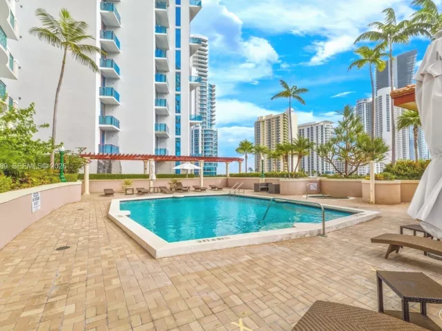 3-bedroom condo for rent in Sunny Isles Beach - 17555 Atlantic Blvd 607 - MondialRealty