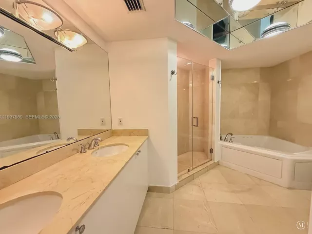 3-bedroom condo for rent in Sunny Isles Beach - 17555 Atlantic Blvd 607 - MondialRealty