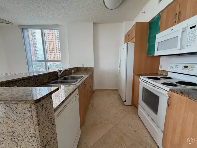 3-bedroom condo for rent in Sunny Isles Beach - 17555 Atlantic Blvd 607 - MondialRealty