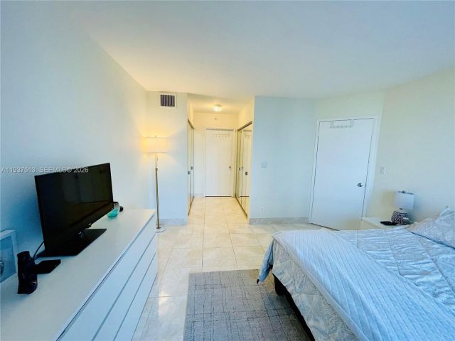 2-bedroom condo for rent in Aventura - 3600 Mystic Pointe Dr 1710 - MondialRealty