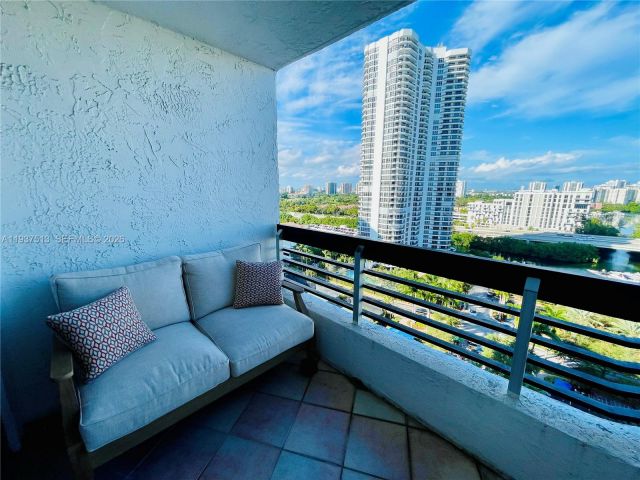2-bedroom condo for rent in Aventura - 3600 Mystic Pointe Dr 1710 - MondialRealty