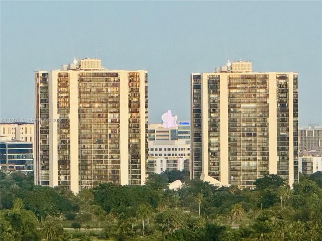 2-bedroom condo for rent in Aventura - 3600 Mystic Pointe Dr 1710 - MondialRealty