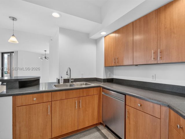 3-bedroom condo for sale in Fort Lauderdale - 100 N Federal Hwy 643 - MondialRealty