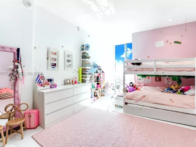 3-bedroom condo for sale in Sunny Isles Beach - 15901 Collins Ave 2701 - MondialRealty