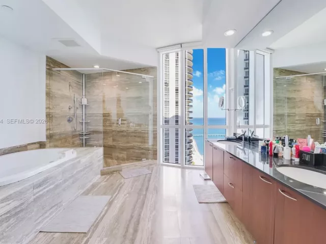 3-bedroom condo for sale in Sunny Isles Beach - 15901 Collins Ave 2701 - MondialRealty