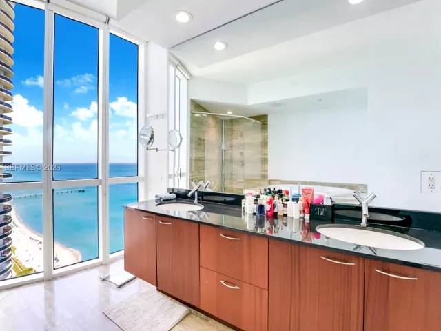 3-bedroom condo for sale in Sunny Isles Beach - 15901 Collins Ave 2701 - MondialRealty