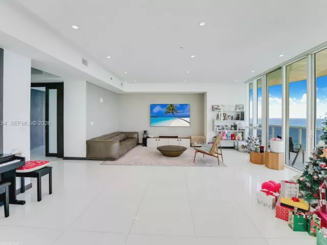 3-bedroom condo for sale in Sunny Isles Beach - 15901 Collins Ave 2701 - MondialRealty