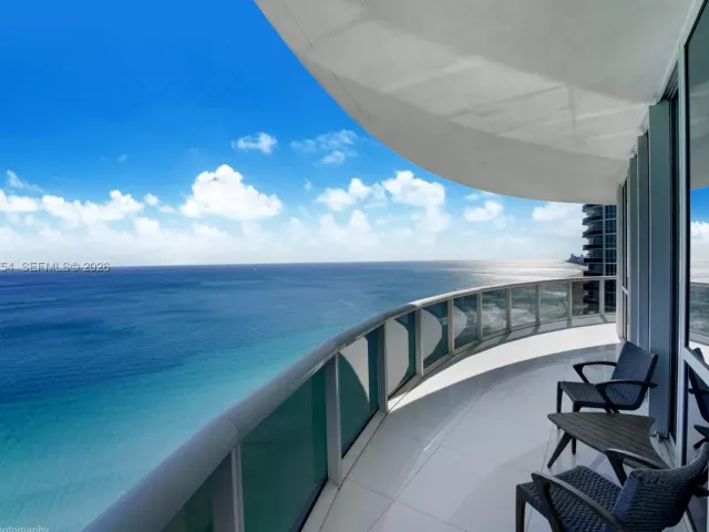 3-bedroom condo for sale in Sunny Isles Beach - 15901 Collins Ave 2701 - MondialRealty