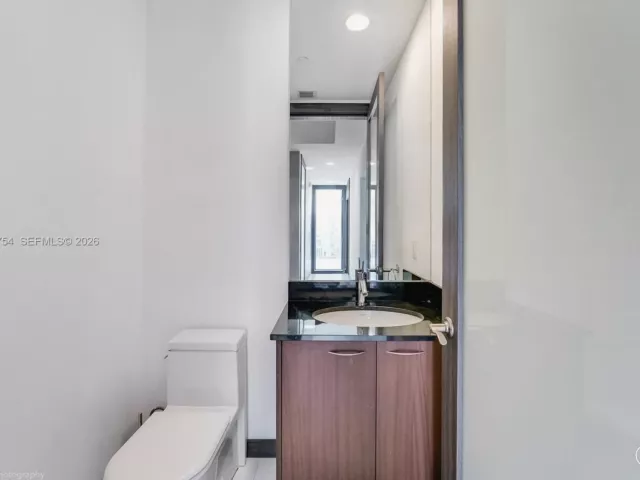 3-bedroom condo for sale in Sunny Isles Beach - 15901 Collins Ave 2701 - MondialRealty