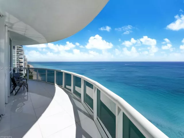 3-bedroom condo for sale in Sunny Isles Beach - 15901 Collins Ave 2701 - MondialRealty