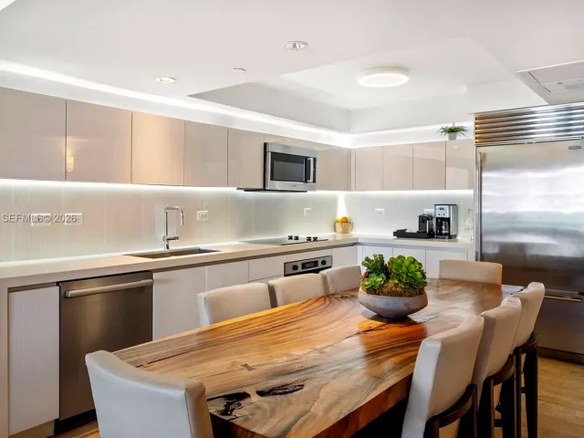 3-bedroom condo for rent in Miami Beach - 102 24th St 1207 - MondialRealty