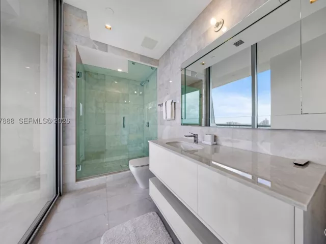 3-bedroom condo for sale in Sunny Isles Beach - 18501 Collins Ave 2502 - MondialRealty