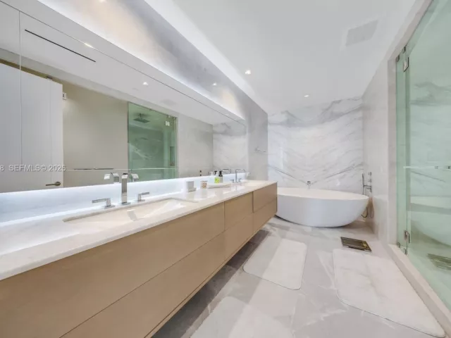 3-bedroom condo for sale in Sunny Isles Beach - 18501 Collins Ave 2502 - MondialRealty