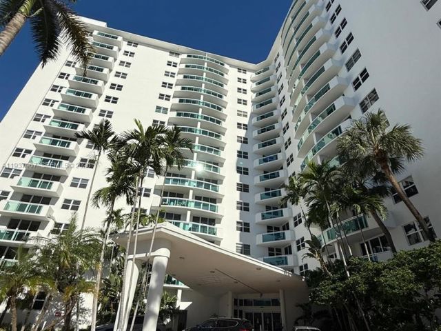 1-bedroom condo for sale in Hollywood - 3001 S Ocean Dr 107 - MondialRealty