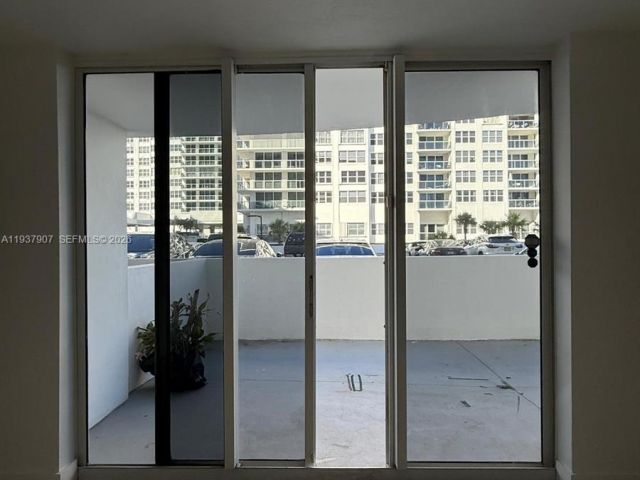 1-bedroom condo for sale in Hollywood - 3001 S Ocean Dr 107 - MondialRealty