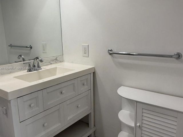 1-bedroom condo for sale in Hollywood - 3001 S Ocean Dr 107 - MondialRealty