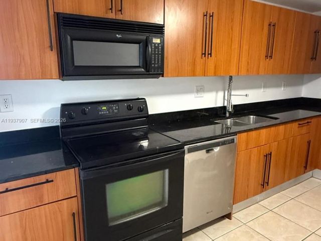 1-bedroom condo for sale in Hollywood - 3001 S Ocean Dr 107 - MondialRealty