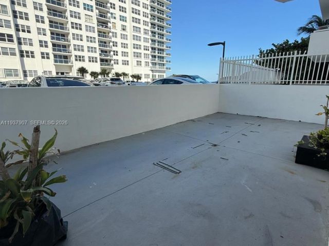 1-bedroom condo for sale in Hollywood - 3001 S Ocean Dr 107 - MondialRealty