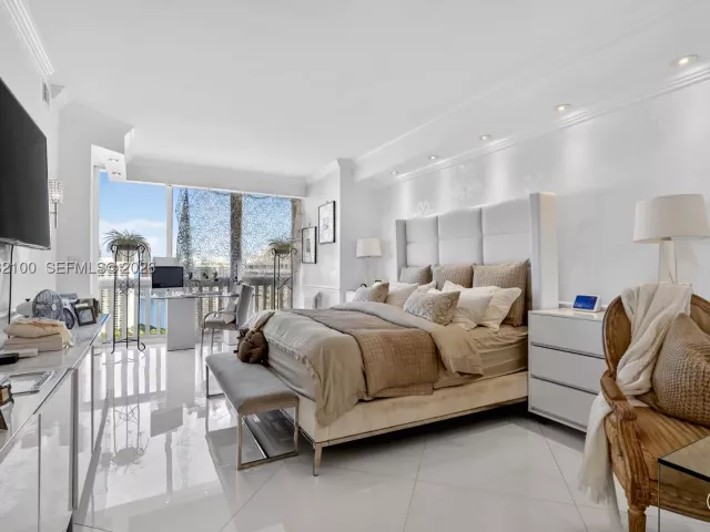 3-bedroom condo for sale in Aventura - 1000 Island Blvd PH9 - MondialRealty