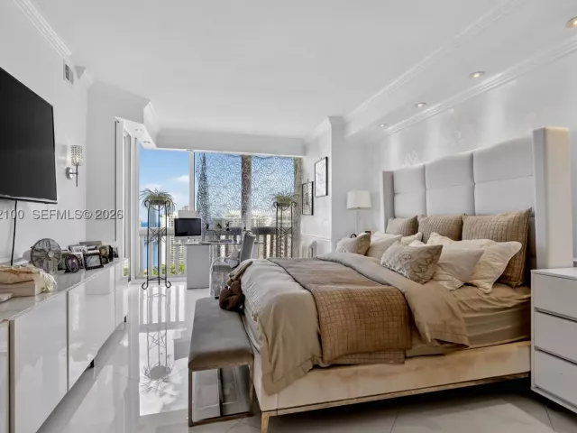 3-bedroom condo for sale in Aventura - 1000 Island Blvd PH9 - MondialRealty