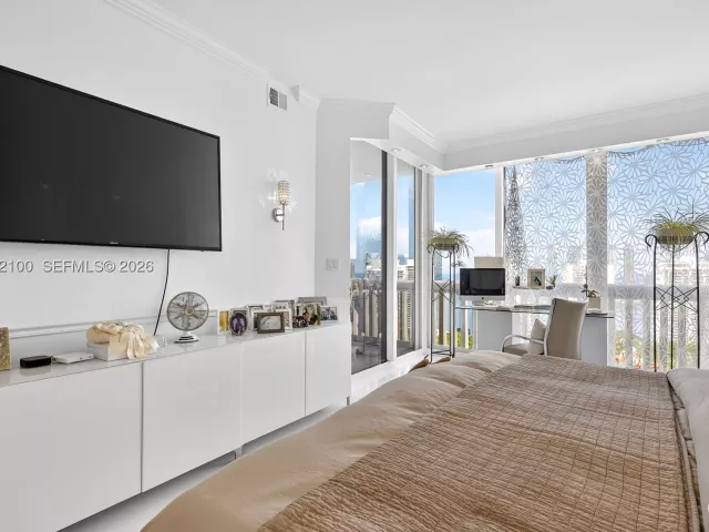 3-bedroom condo for sale in Aventura - 1000 Island Blvd PH9 - MondialRealty