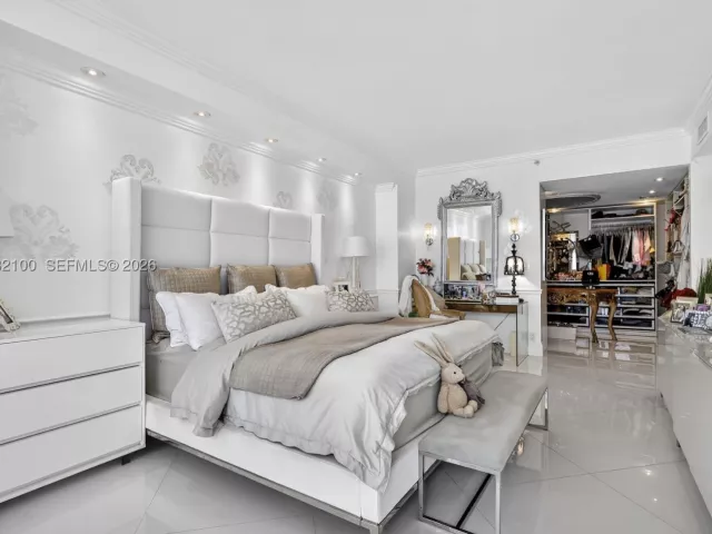 3-bedroom condo for sale in Aventura - 1000 Island Blvd PH9 - MondialRealty
