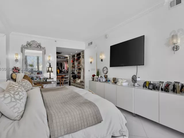 3-bedroom condo for sale in Aventura - 1000 Island Blvd PH9 - MondialRealty