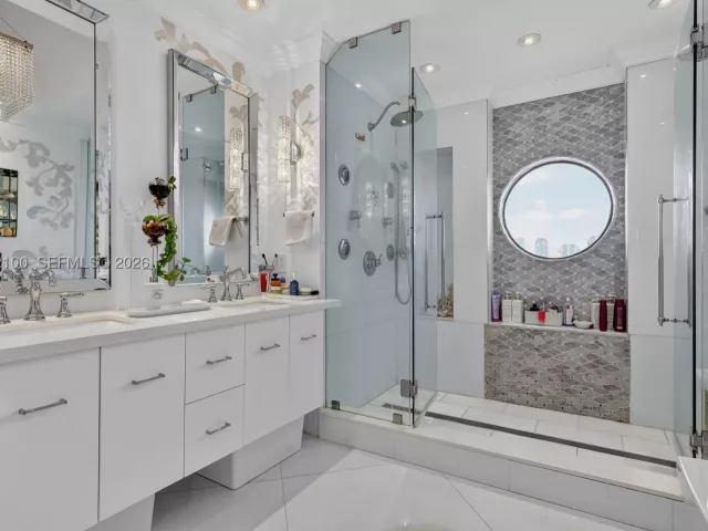 3-bedroom condo for sale in Aventura - 1000 Island Blvd PH9 - MondialRealty