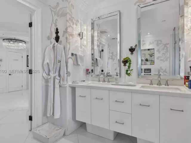 3-bedroom condo for sale in Aventura - 1000 Island Blvd PH9 - MondialRealty