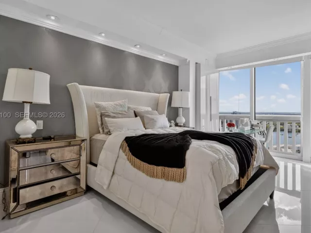 3-bedroom condo for sale in Aventura - 1000 Island Blvd PH9 - MondialRealty