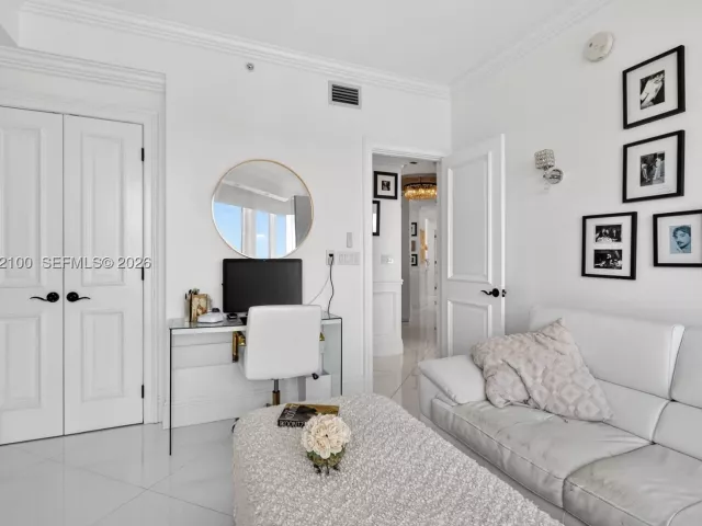 3-bedroom condo for sale in Aventura - 1000 Island Blvd PH9 - MondialRealty