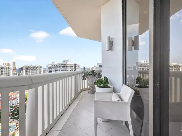 3-bedroom condo for sale in Aventura - 1000 Island Blvd PH9 - MondialRealty
