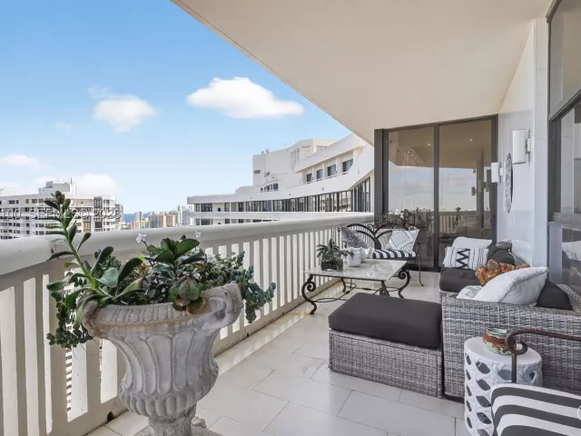 3-bedroom condo for sale in Aventura - 1000 Island Blvd PH9 - MondialRealty