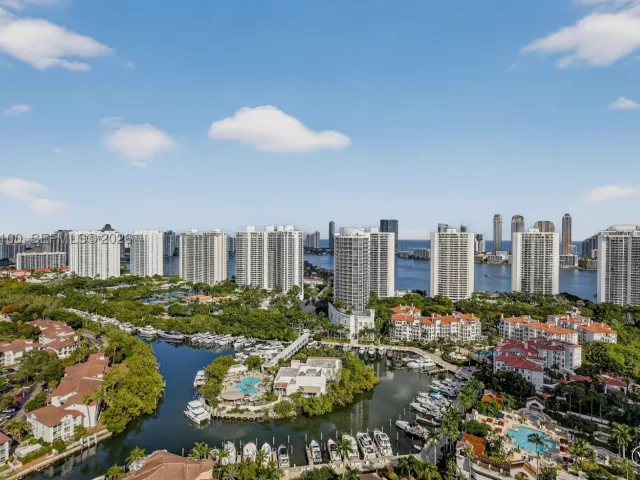 3-bedroom condo for sale in Aventura - 1000 Island Blvd PH9 - MondialRealty