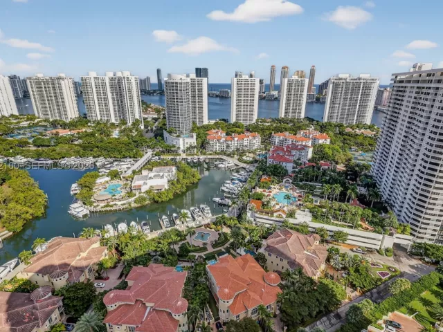 3-bedroom condo for sale in Aventura - 1000 Island Blvd PH9 - MondialRealty