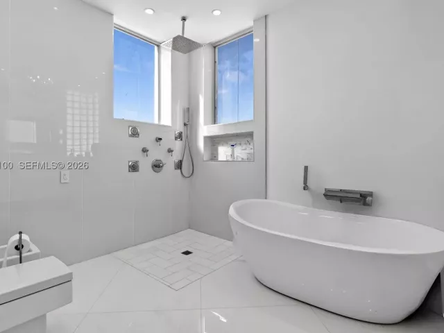 3-bedroom condo for sale in Aventura - 1000 Island Blvd PH9 - MondialRealty