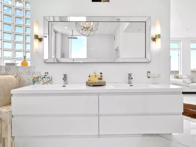 3-bedroom condo for sale in Aventura - 1000 Island Blvd PH9 - MondialRealty