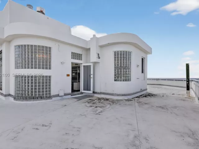 3-bedroom condo for sale in Aventura - 1000 Island Blvd PH9 - MondialRealty